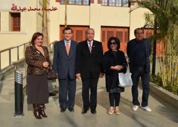 الشيخة مي آل خليفة وزيرة الثقافة البحرينية تتفقد المسرح القومي