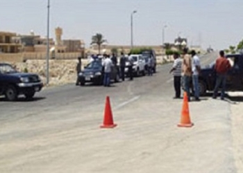 4 أشخاص يستقلون سيارة نصف نقل تطلق الأعيرة الناريه علي كمين القرنة