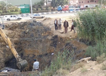 حى فيصل في السويس يحل مشكلة خط طرد صرف صحي بطريق الإسماعيلية