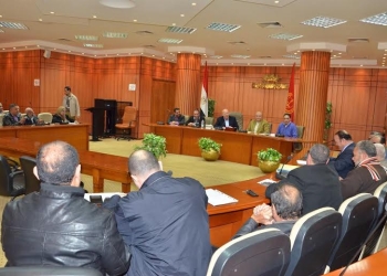 محافظ بورسعيد يجتمع مع ممثلى الشركة القابضة لمياه الشرب والصرف الصحى 