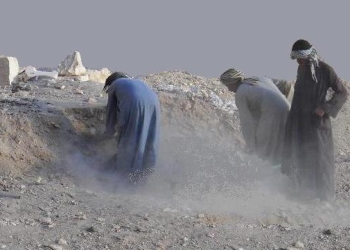 ضبط 2 من لصوص الآثار أثناء قيامهما بالتنقيب عن الآثار 