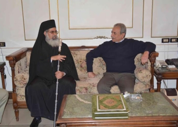 مطران كاثوليك المنيا يهدي للمحافظ “مصحف” 