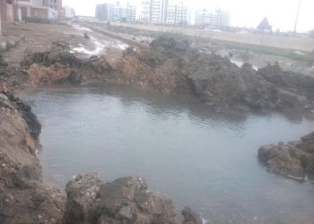 السيطرة على كسر خط رئيسي لمياه الشرب بدمنهور
