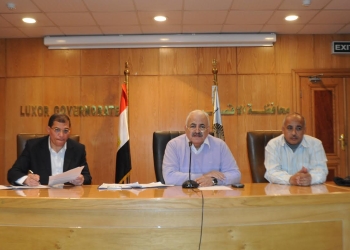 سكرتير عام الأقصر يجتمع بلجنة السكان