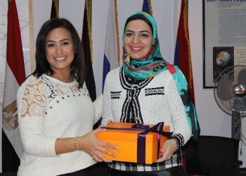 هند صبرى تتبرع بجلبابها لمواطنة مصرية من خلال الأمم المتحدة
