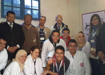 ” مصر أحلى ” تساعد أهالى الدويقة بطعام وعلاج وكساء