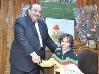محافظ القليوبية يكرم الطفل الحاصل على المركز الأول في الشطرنج