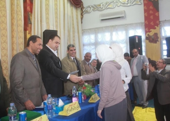محافظ الفيوم يكرم الطلبة المتميزين والموهوبين في المجالات الإبداعية