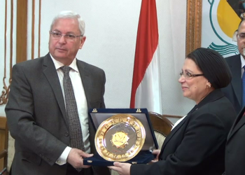 وزير التعليم العالي يكرم أستاذة بطب المنيا حاصلة علي جائزة الخارجية الأمريكية ضمن 10 نساء متميزات في العلوم بالشرق الأوسط