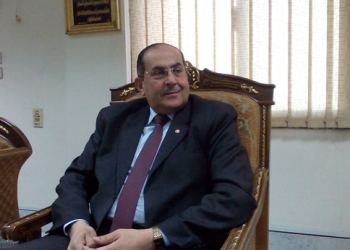 محافظ سوهاج يصادر عربة “كارو” أثناء جولة ميدانية