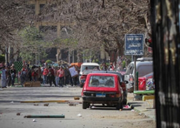 أهالى المطرية يفتحون شارع قطعه الإخوان بالقوة 