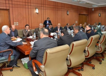 محافظ بورسعيد يبحث مشاكل الصرف الصحي مع رئيس الشركة القابضة