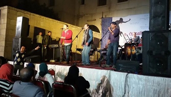 بالصور : المرأة المصرية فى أحضان شارع المعز