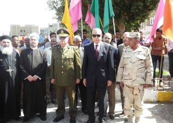 فى العيد القومى لمحافظة قنا: المحافظ يضع إكليل زهور على النصب التذكاري لشهداء البارود 