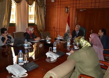 ” نصر الدين ” يجتمع مع مسئولي مجمع الإعلام بالمحافظة