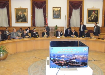 محافظ القاهرة ومدير الامن يبحثان قضايا الانضباط ومخالفات البناء