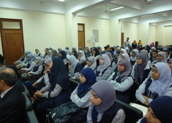 رئيس جامعة جنوب الوادي يلتقي بطالبات قنا الثانوية 