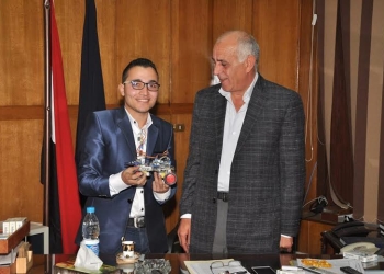 مدير أمن بورسعيد يستقبل طالب ابتكر “ريبوت” مصغر للكشف عن المتفجرات.