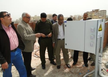  إزالة لوحة كهرباء مخالفة ببرج شبكة محمول بدمنهور