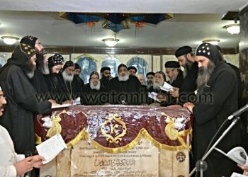 بالصور تطيب جسد القديس البابا كيرلس السادس بدير مارمينا العجايبي بمريوط