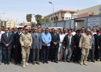  قائد الجيش الثالث و مدير الأمن و المحافظ  يشعيون جثمان شهيد الشرطة بالسويس