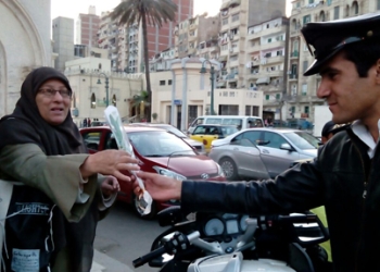 بالصور … الشرطة بالأسكندرية تحتفل بعيد الأم بتوزيع الزهور