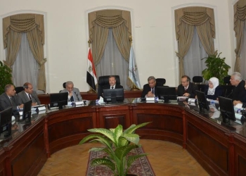  لجنة لمراجعة جميع المناهج الدراسية 