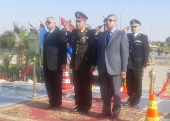 “السروي ” و قائد الجيش الثالث يضعون أكاليل الزهور احتفالاً بيوم الشهيد