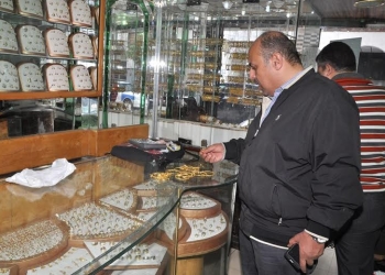 ضبط  (4) محلات  لبيع مشغولات ذهبية  غير مدموغة  