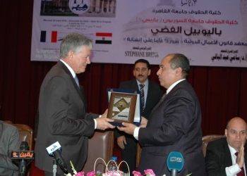 أبوستيت يهدي السفير الفرنسي درعاً في إحتفالية جامعة القاهرة 