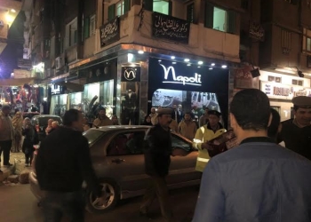 بالصور..أمن دمياط يقدم الورود للأمهات في الشارع 