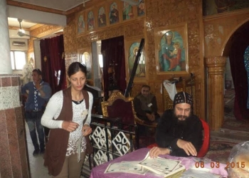 بالصور .. الانبا بموا يوزع شهادات كورس نمو الشخصية 