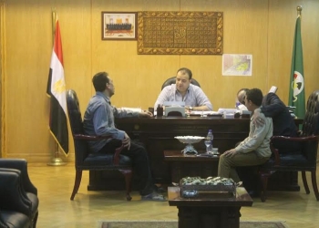 محافظ الفيوم يقدم العزاء لأسرة التلميذة ضحية الإرهاب