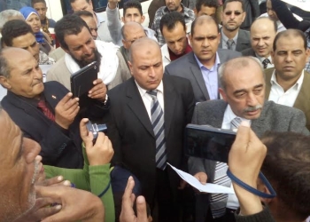 بالصور ..وقفة لأهالي ملاحة منيسي أمام مجلس مدينة بلطيم