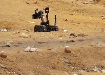الروبوت يفكك عبوتين على ترام المطرية وحلمية الزيتون 