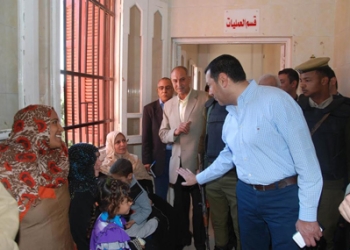 محافظ أسيوط يزور مستشفى أبنوب 
