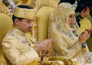 أحذية مرصعة بالكريستال ، زمرد بحجم بيض السمان، وباقة من الجواهر