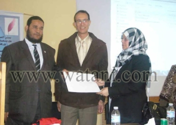 ” فاتن صالح ” تكرم ” زكى عبد اللطيف ” كأفضل عالم عربى فى مؤتمر بريطانيا 