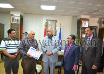 تكريم مدير مدرسة الشهيد سليمان ضيف 