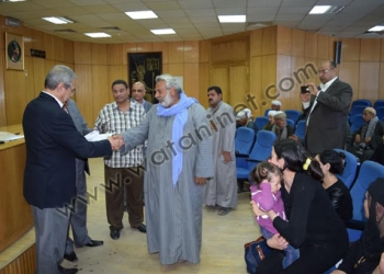 محافظ المنيا يُسلم شيكات المعاشات الإستثنائية لأسر شهداء داعش