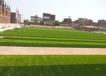 بالصور ..  ملعب نجيل صناعي لخدمة شباب “كوم حمادة” بالبحيرة