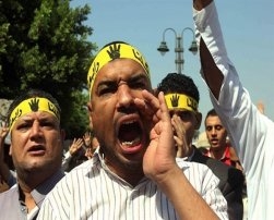 مسيرة للعشرات من أنصار “المعزول” في عين شمس 