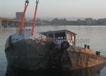 القوات المسلحة تنتشل الجزء الاول من ناقلة الفوسفات الغارقة فى نيل قنا 