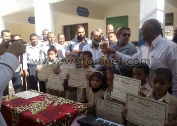 فوز مدرسة الهنداو الإبتدائية فى الداخلة بكأس المركز الأول 