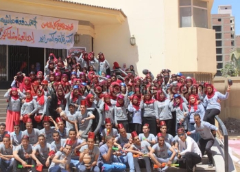 طلاب علوم الفيوم يحتفلون بتخرجهم امام مبنى الكلية 