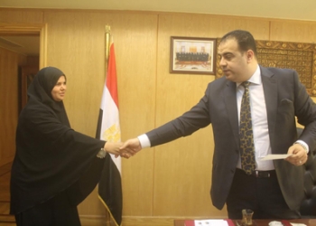 محافظ الفيوم يمنح زوجة شهيد نقطة مبارك 10آلاف جنيه