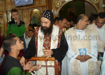 بالصور .. أسقف السويس يصلى القنديل العام بكنيسة العذراء مريم