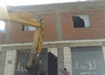 بالصور إزالة عقار مخالف بمنطقة البيطاش بالعجمي