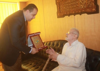 تكريم مسن تبرع بقطعة أرض للمحافظة