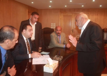  محافظ الفيوم يمنح أكشاك للأسر البسيطة وكرسي متحرك لمواطن معاق